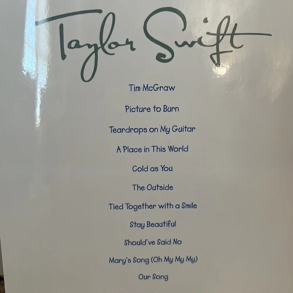 Taylor Swift Easy Guitar Instructional Book - Picture 2 of 3